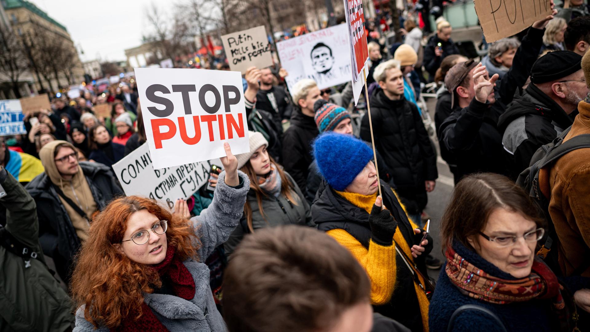 Demonstranten auf einer Demo gegen Putin 