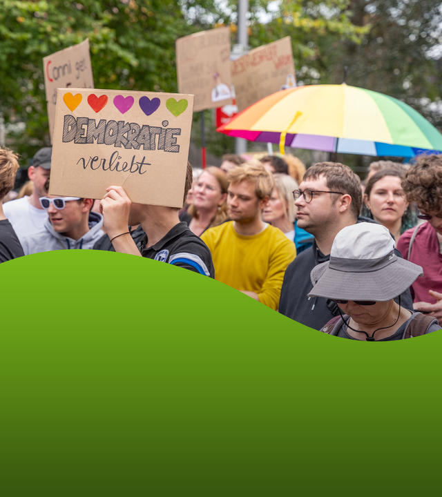 Menschen mit Plakaten auf einer Demo 