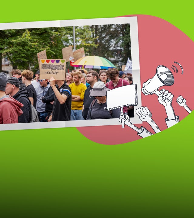 Menschen mit Plakaten auf einer Demo 