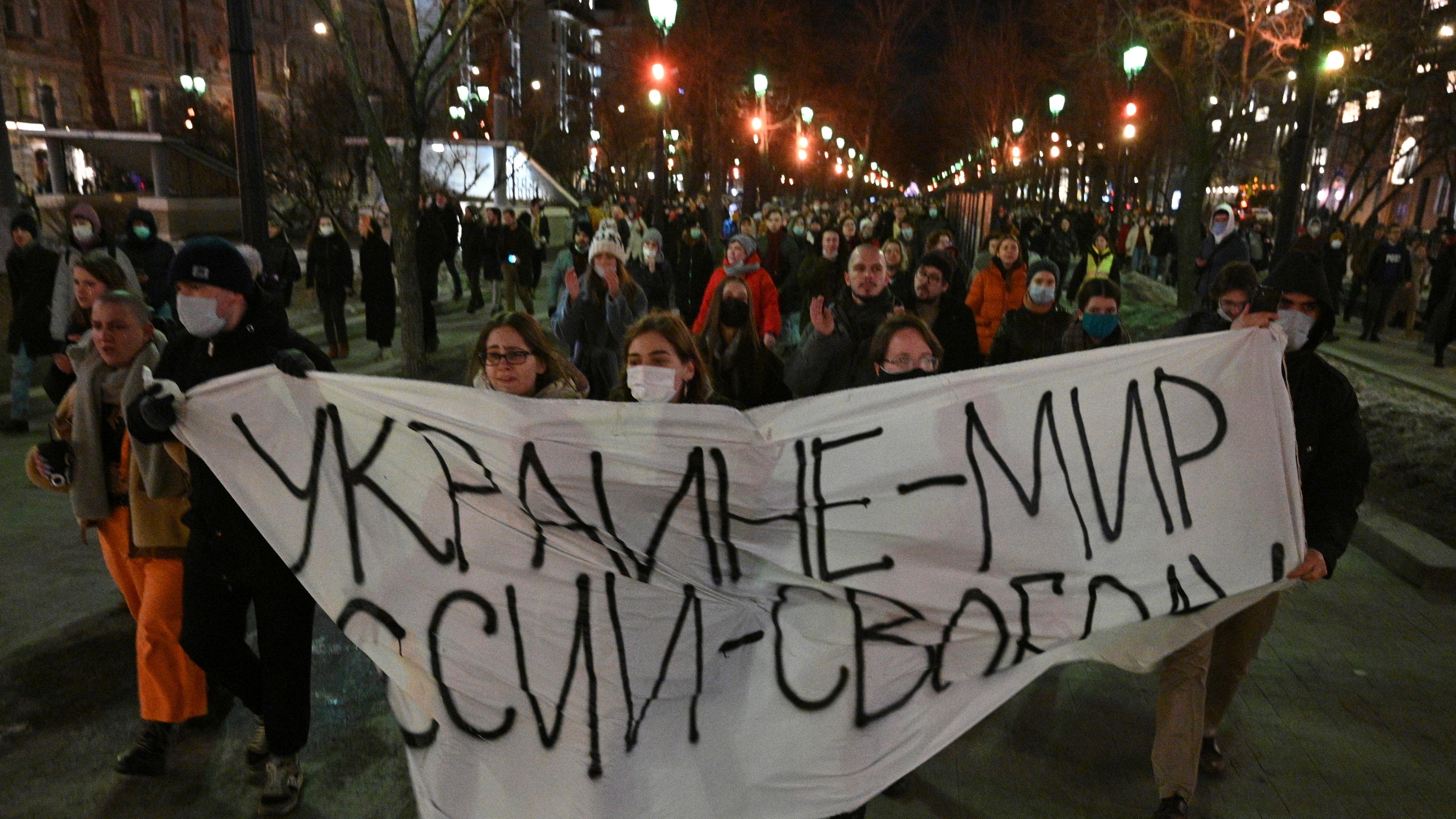 Menschen demonstrieren in Russland gegen den Krieg