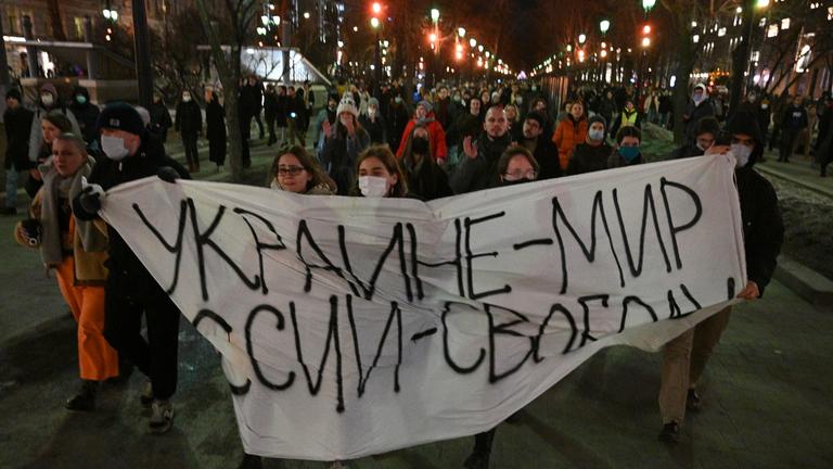 Menschen demonstrieren in Russland gegen den Krieg