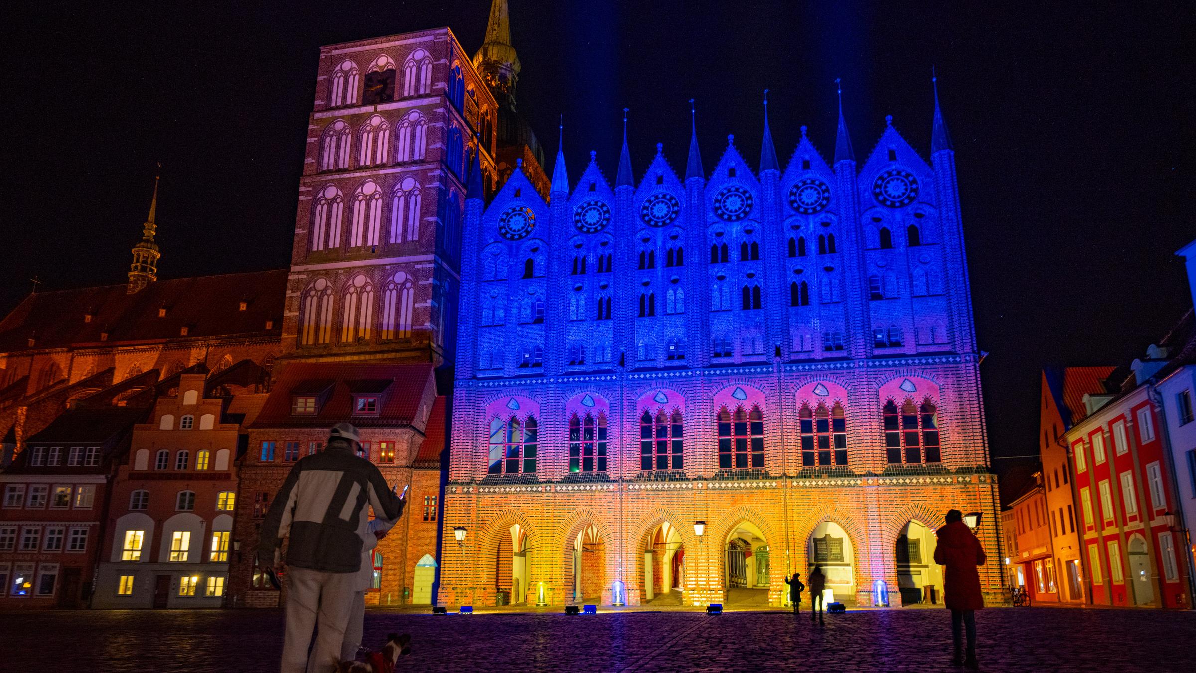 Rathaus von Stralsund in ukrainischen Farben