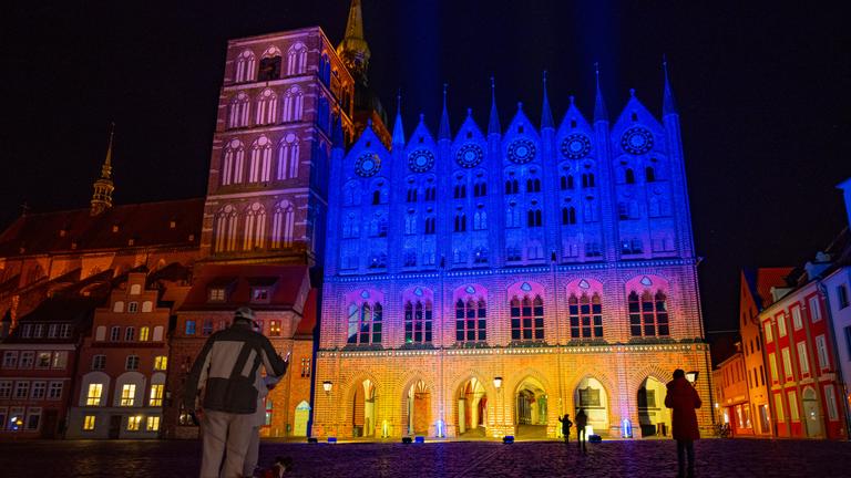 Rathaus von Stralsund in ukrainischen Farben