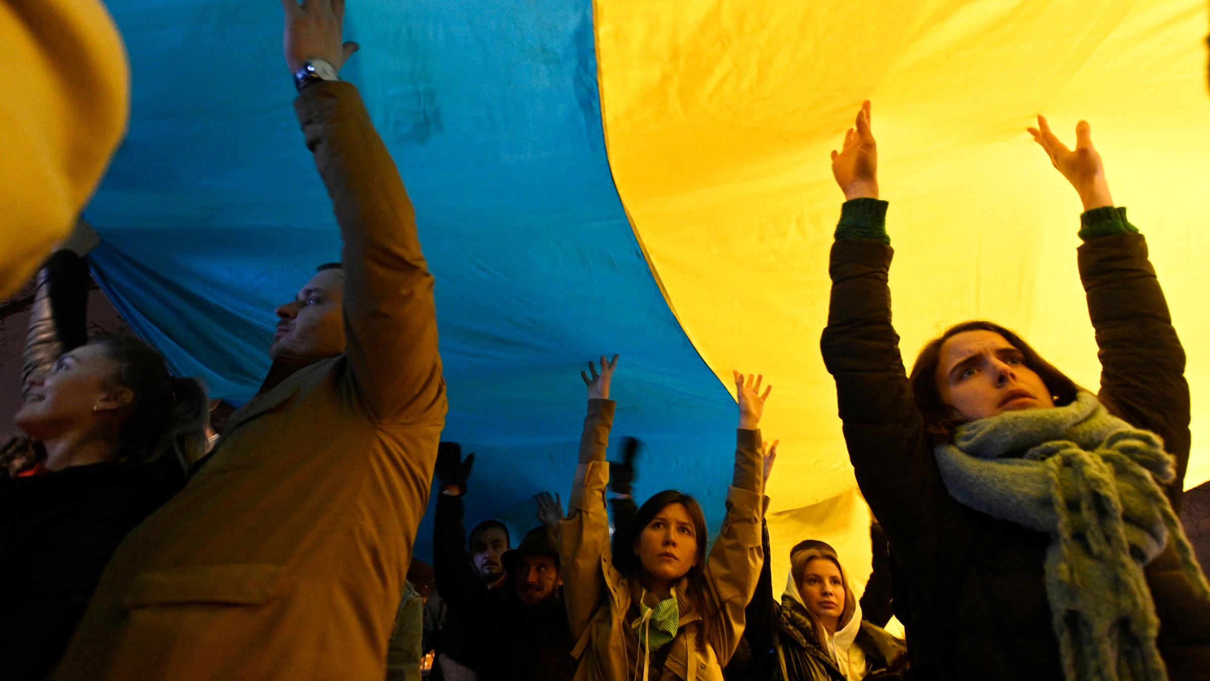 Menschen demonstrieren in Prag