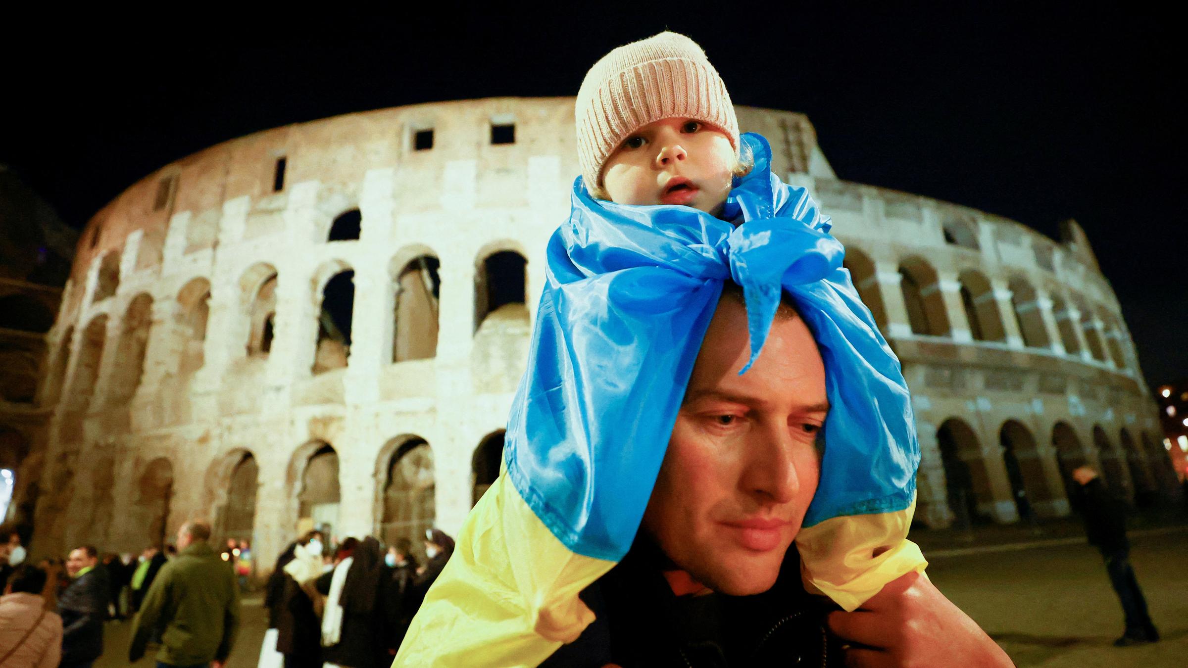 Mann mit Kind demonstriert in Rom