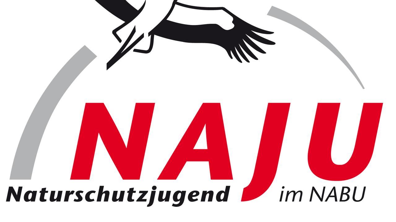 Auf dem Foto sieht man das Logo des NAJU. Man sieht "NAJU" in fetter, roter Schrift unten auf dem Bild. Darunter steht "Naturschutzjugend im NABU" in kleiner und in schwarz geschrieben. Darüber fliegt ein Storch in einem Halbkreis über die Buchstaben drüber. Der Hintergrund ist weiß. 