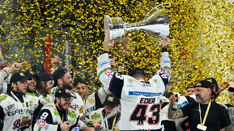 Spieler der Eisbären Berlin feiern deutsche Meisterschaft mit Pokal