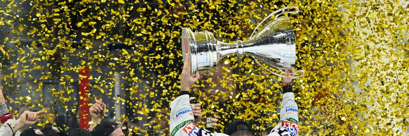 Spieler der Eisbären Berlin feiern deutsche Meisterschaft mit Pokal