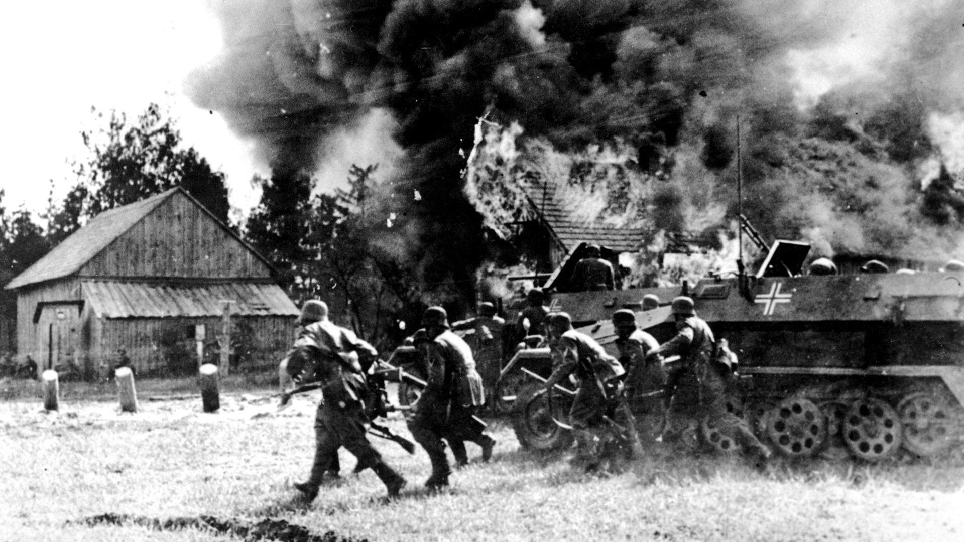 Deutsche Soldaten stürmen 1941 ein Dorf im Russlandfeldzug.