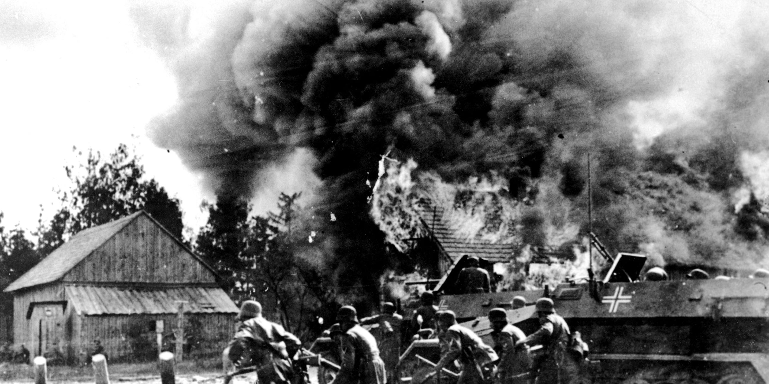 Deutsche Soldaten stürmen 1941 ein Dorf im Russlandfeldzug.