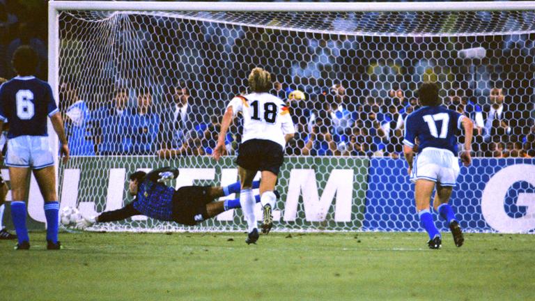Die deutsche Nationalmannschaft um Franz Beckenbauer bejubelt den dritten WM-Sieg.