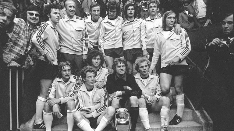 Die deutsche Fußballnationalmannschaft mit dem EM-Pokal 1972. 