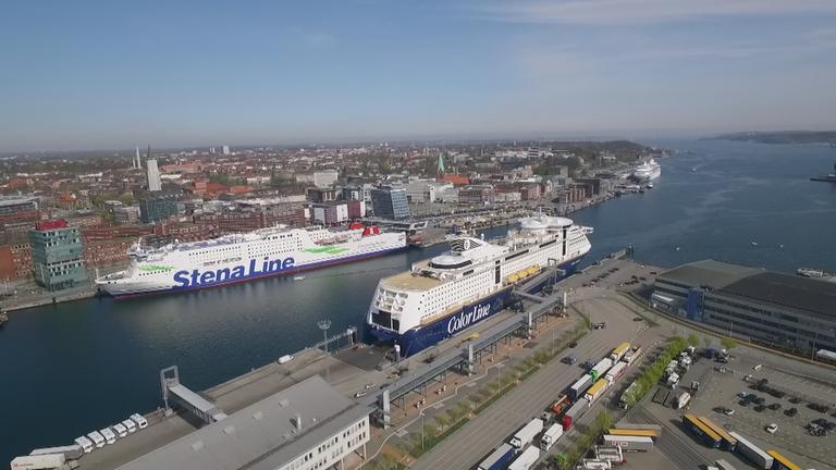Kreuzfahrtschiff im Kieler Hafen