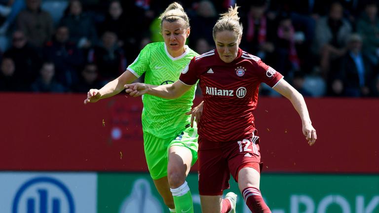 Münchens Sydney Lohmann in Aktion im Halbfinale gegen VfL Wolfsburg am 17.04.2022 in München.