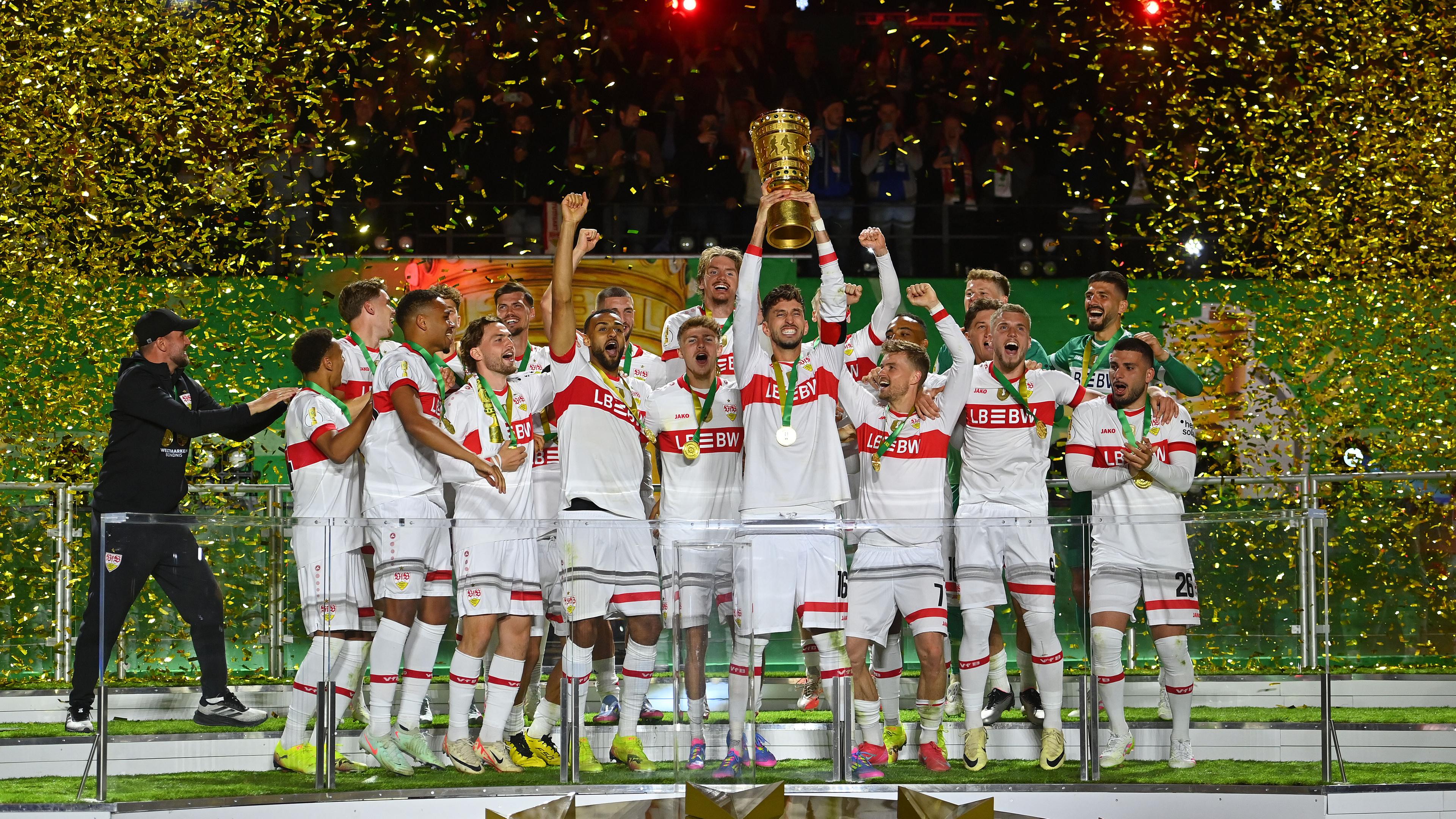 Das Team VfB STuttgart stemmt den DfB Pokal in die Luft