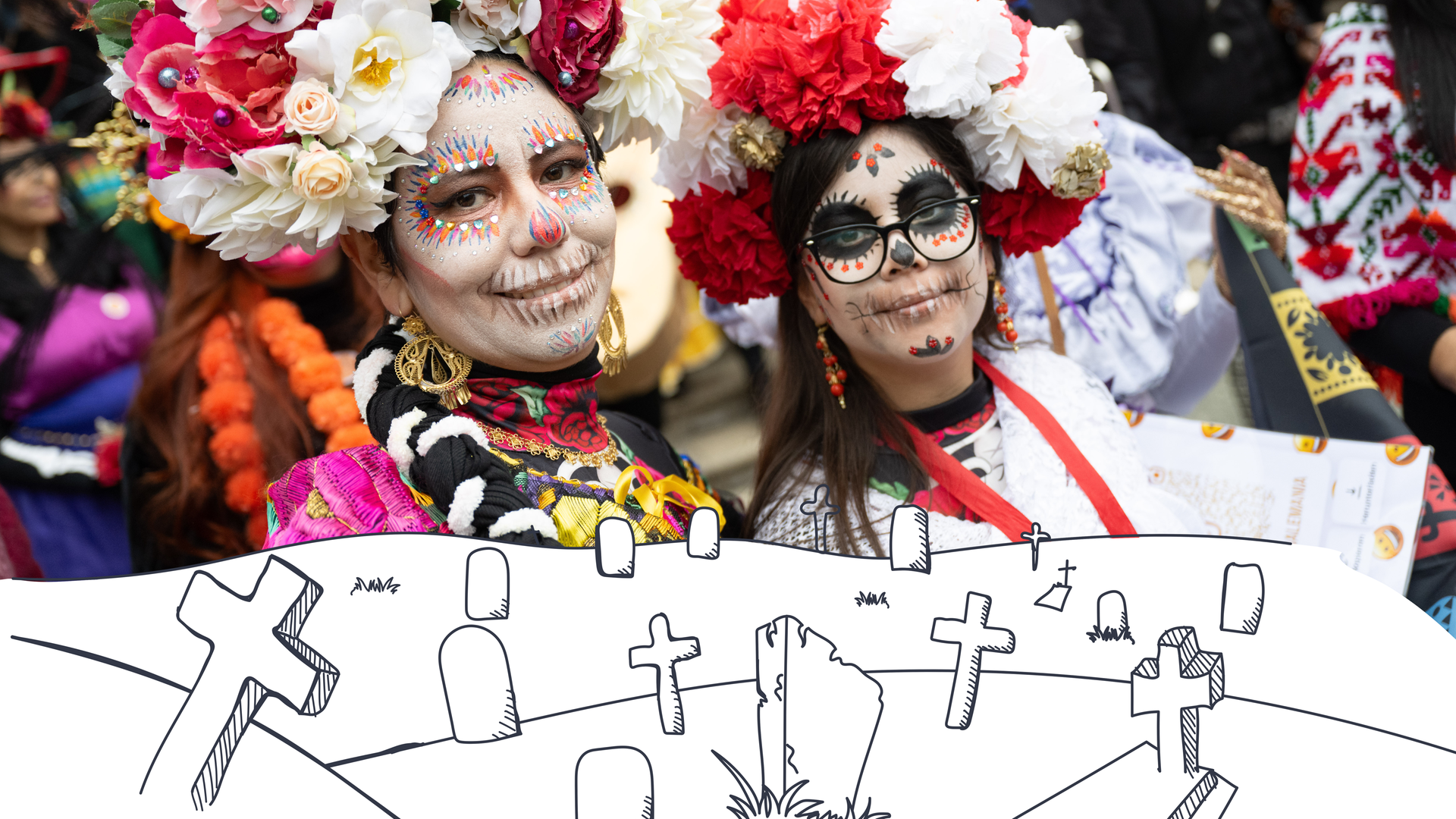 Eine Frau mit orangefarbenem Blumenkranz und bunt bemaltem Gesicht, das aussieht wie ein Skelett