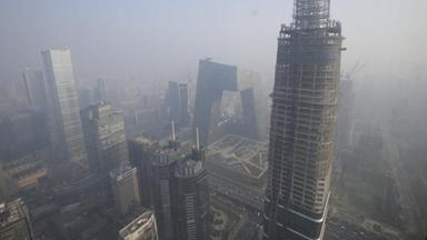 Die Gebäude Pekings sind umhüllt von Smog