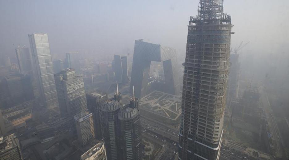Die Gebäude Pekings sind umhüllt von Smog