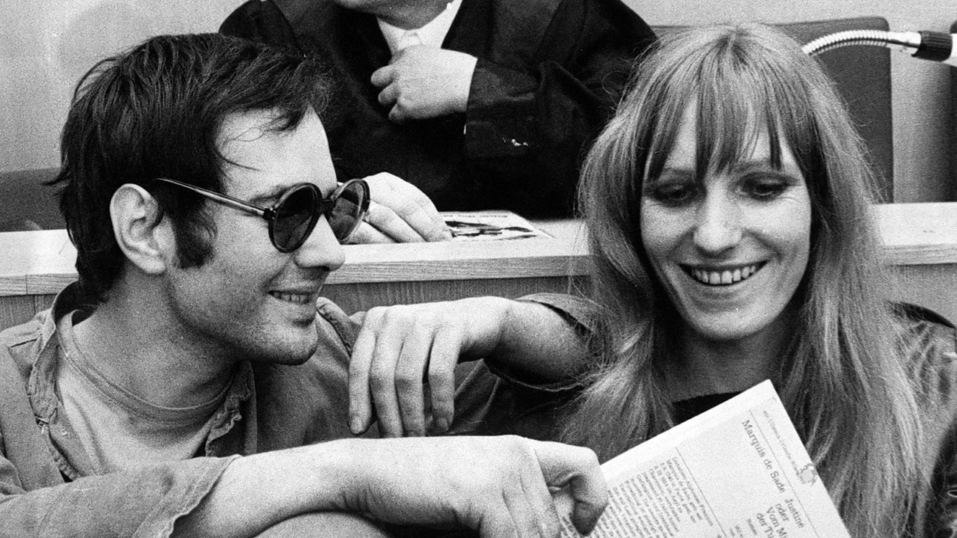 "Die Geschichte der RAF (2) Die Jagd auf die "Baader-Meinhof-Bande"": Andreas Baader und Gudrun Ensslin in der Anklagebank vor der Urteilsverkündung im Brandstifter-Prozess in Frankfurt 1968.
