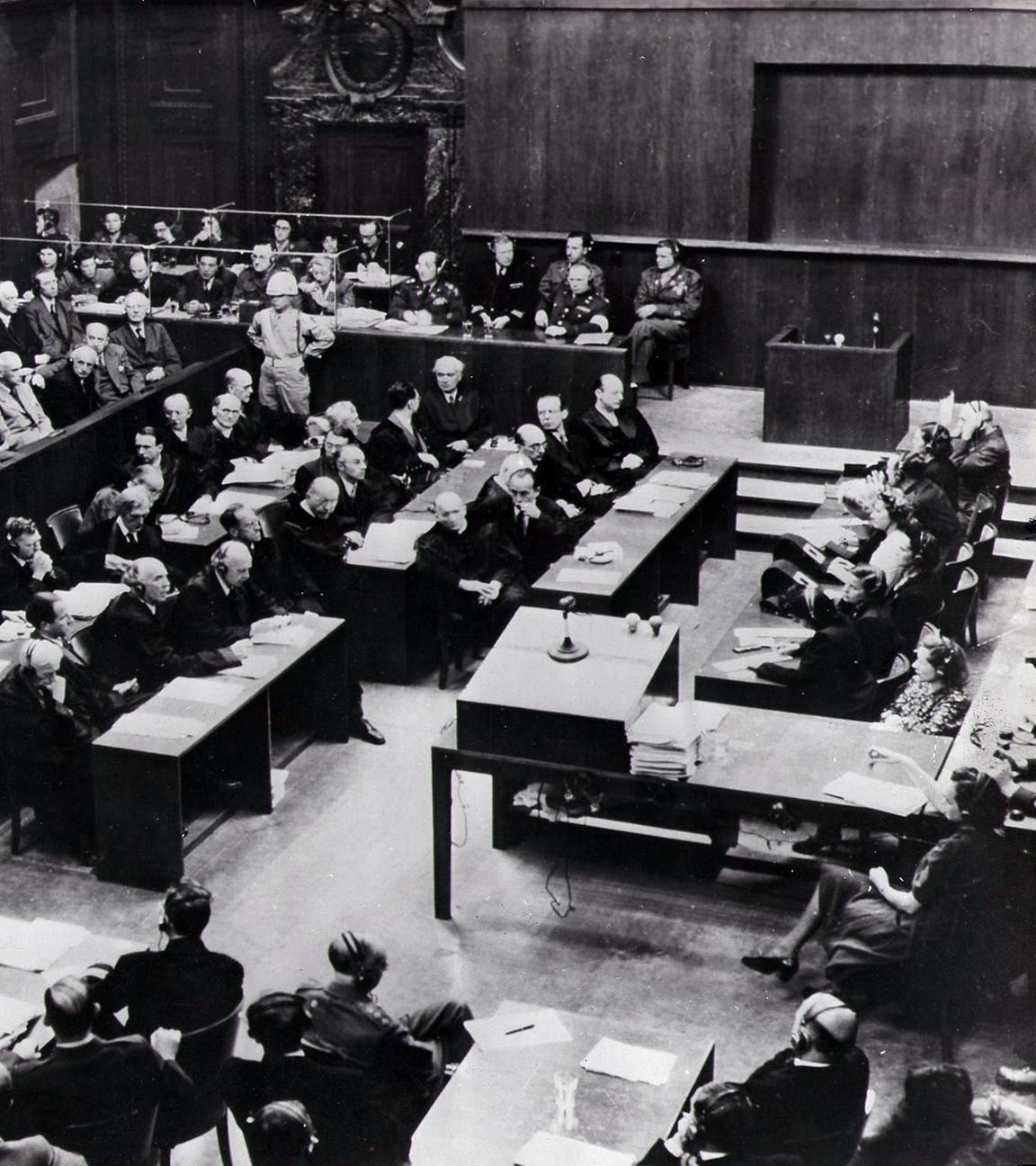 "Damals nach dem Krieg (3) Schatten der Vergangenheit": Blick in den Verhandlungssaal der Nürnberger-Prozesse von 1945.