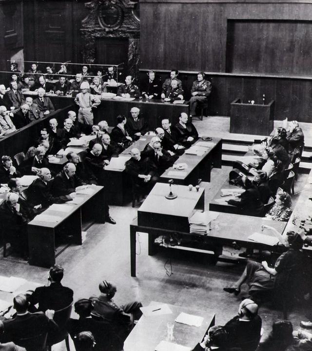 "Damals nach dem Krieg (3) Schatten der Vergangenheit": Blick in den Verhandlungssaal der Nürnberger-Prozesse von 1945.