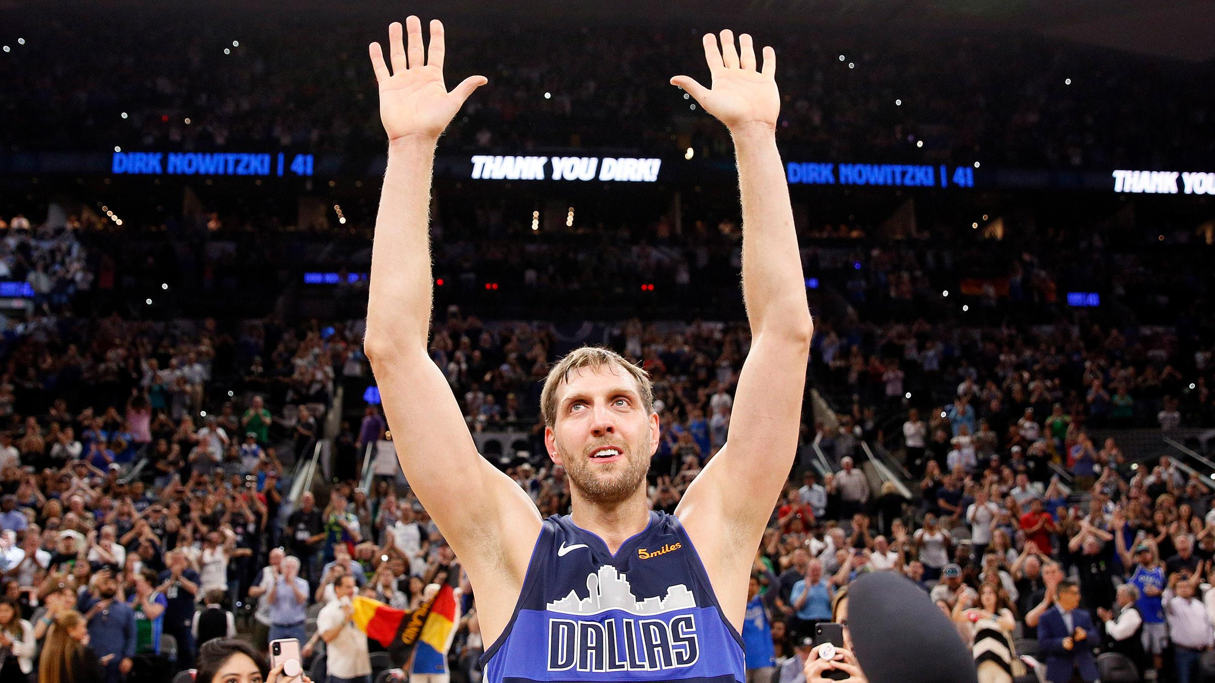 Dirk Nowitzki winkt seinen Fans zu