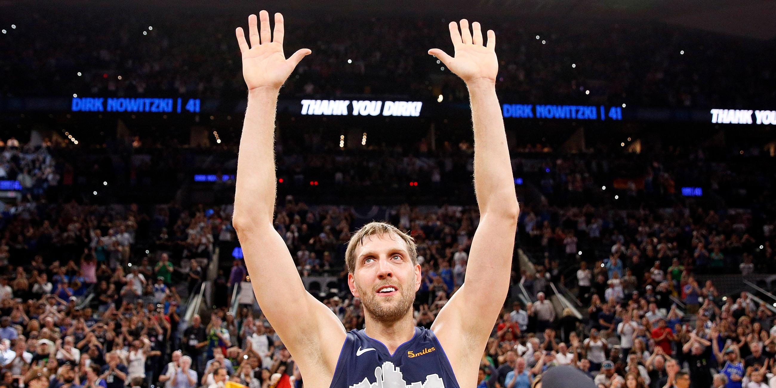 Dirk Nowitzki winkt seinen Fans zu