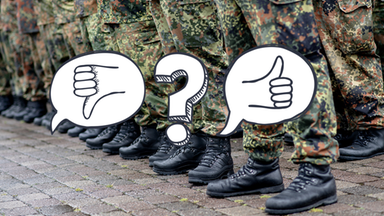 Füße von Soldaten in Stiefeln und Uniform. Darauf ein Symbol Daumen runter, ein Fragezeichen, und ein Symbol Daumen rauf.