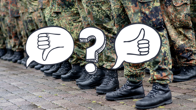 Füße von Soldaten in Stiefeln und Uniform. Darauf ein Symbol Daumen runter, ein Fragezeichen, und ein Symbol Daumen rauf.