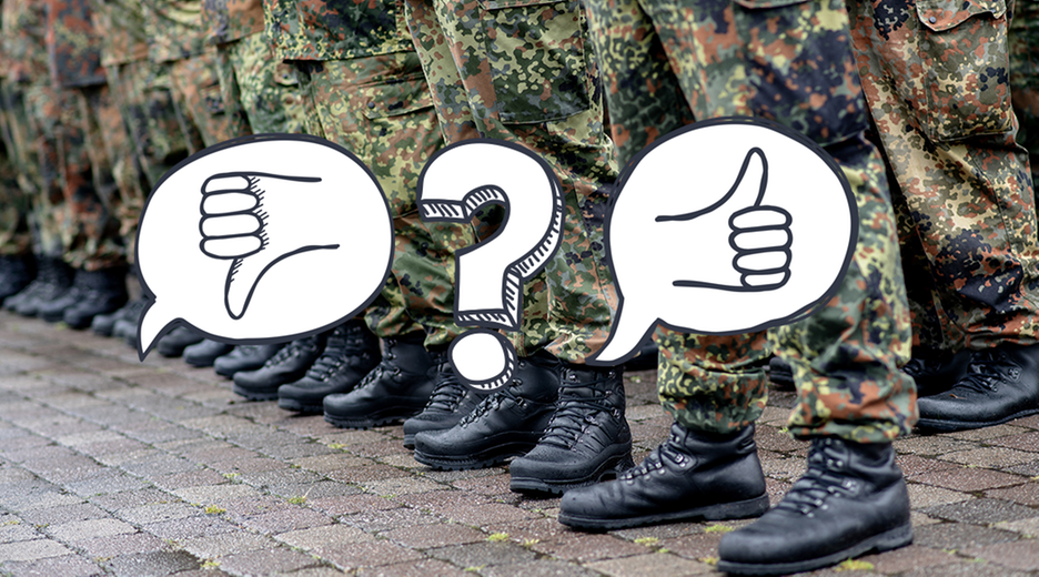Füße von Soldaten in Stiefeln und Uniform. Darauf ein Symbol Daumen runter, ein Fragezeichen, und ein Symbol Daumen rauf.