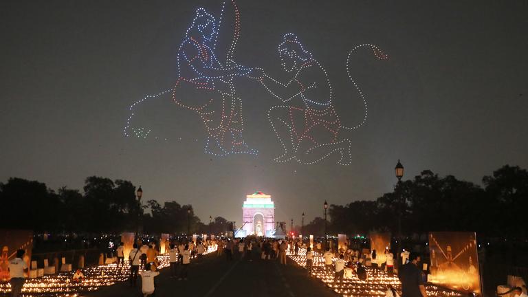 Drohnen-Show über einem beleuchteten Torbogen