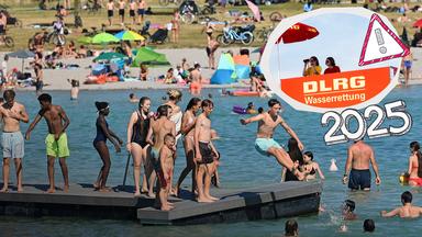 Menschen am Badesee und DLRG Mitarbeiter