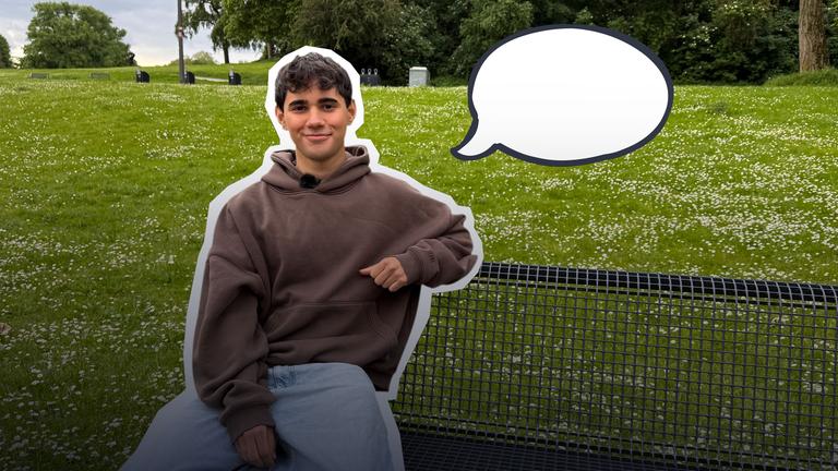 Dominik sitzt auf einer Bank in einem Park, daneben eine große Sprechblase, die grafisch eingefügt wurde.