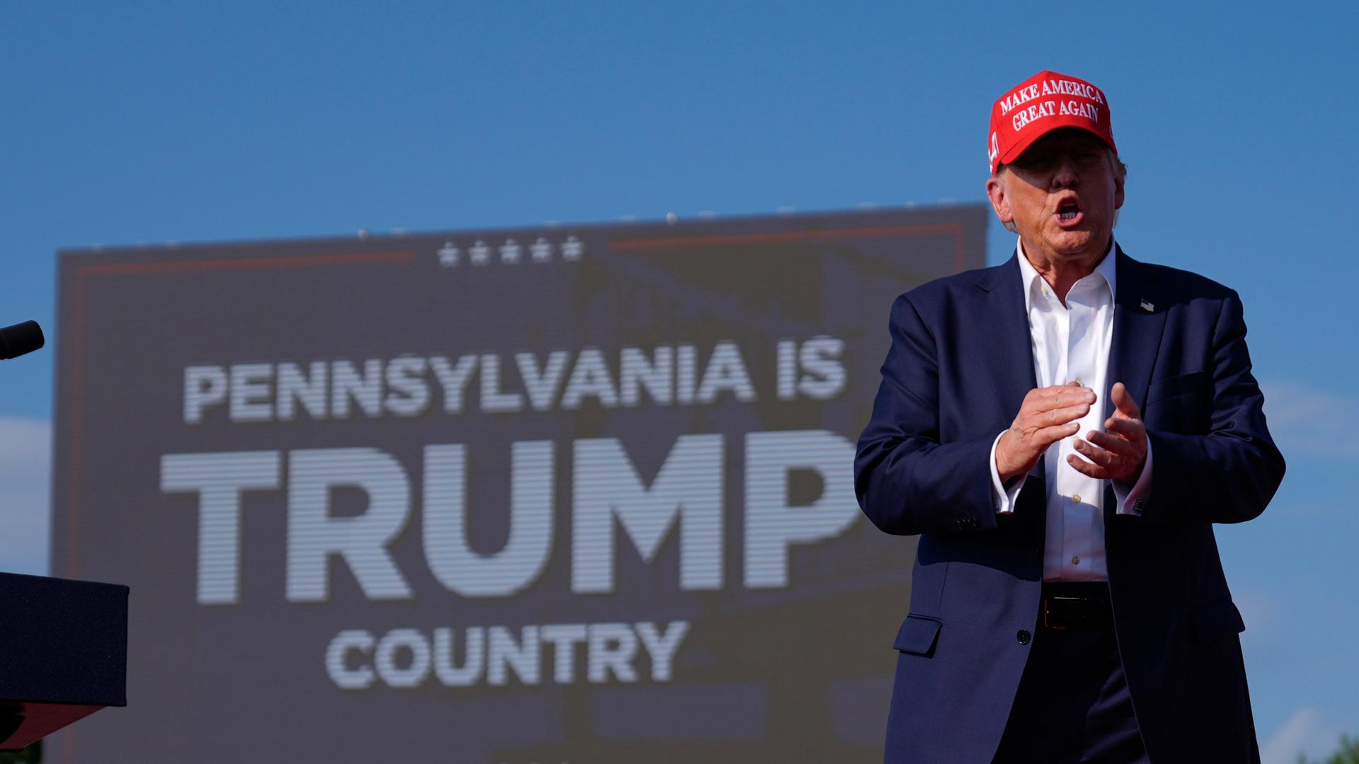 USA, Butler: Der republikanische Präsidentschaftsbewerber und ehemalige US-Präsident Donald Trump kommt zu einer Wahlkampfveranstaltung. 