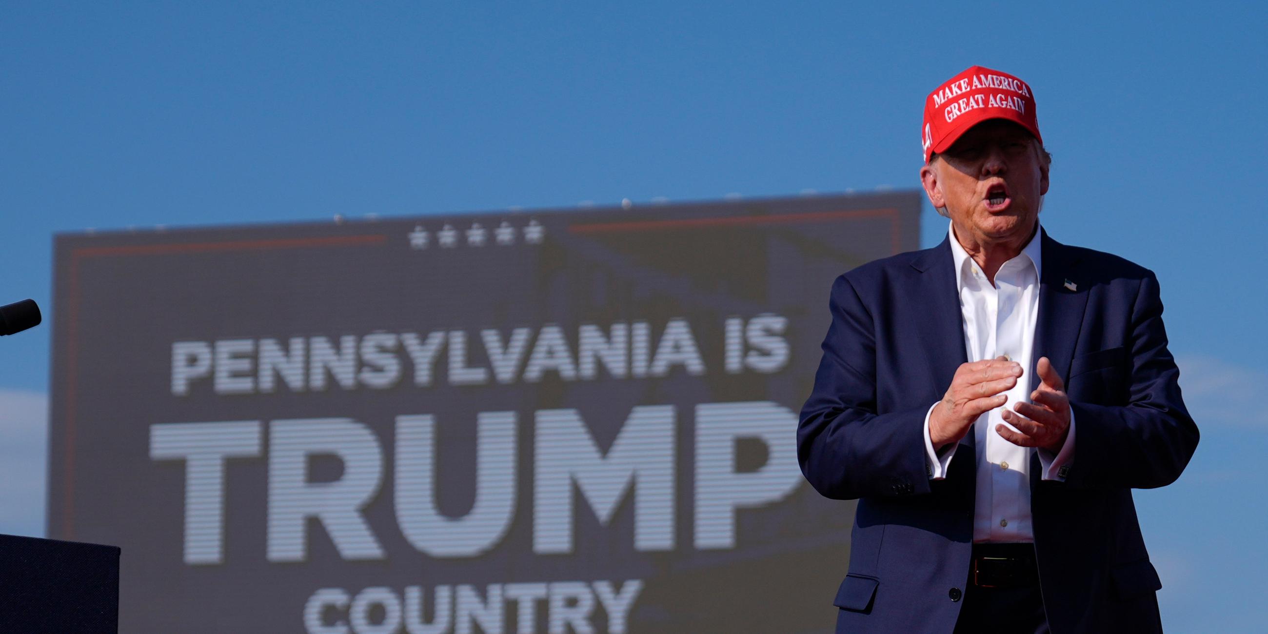 USA, Butler: Der republikanische Präsidentschaftsbewerber und ehemalige US-Präsident Donald Trump kommt zu einer Wahlkampfveranstaltung. 