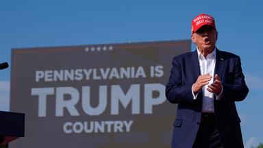 USA, Butler: Der republikanische Präsidentschaftsbewerber und ehemalige US-Präsident Donald Trump kommt zu einer Wahlkampfveranstaltung. 