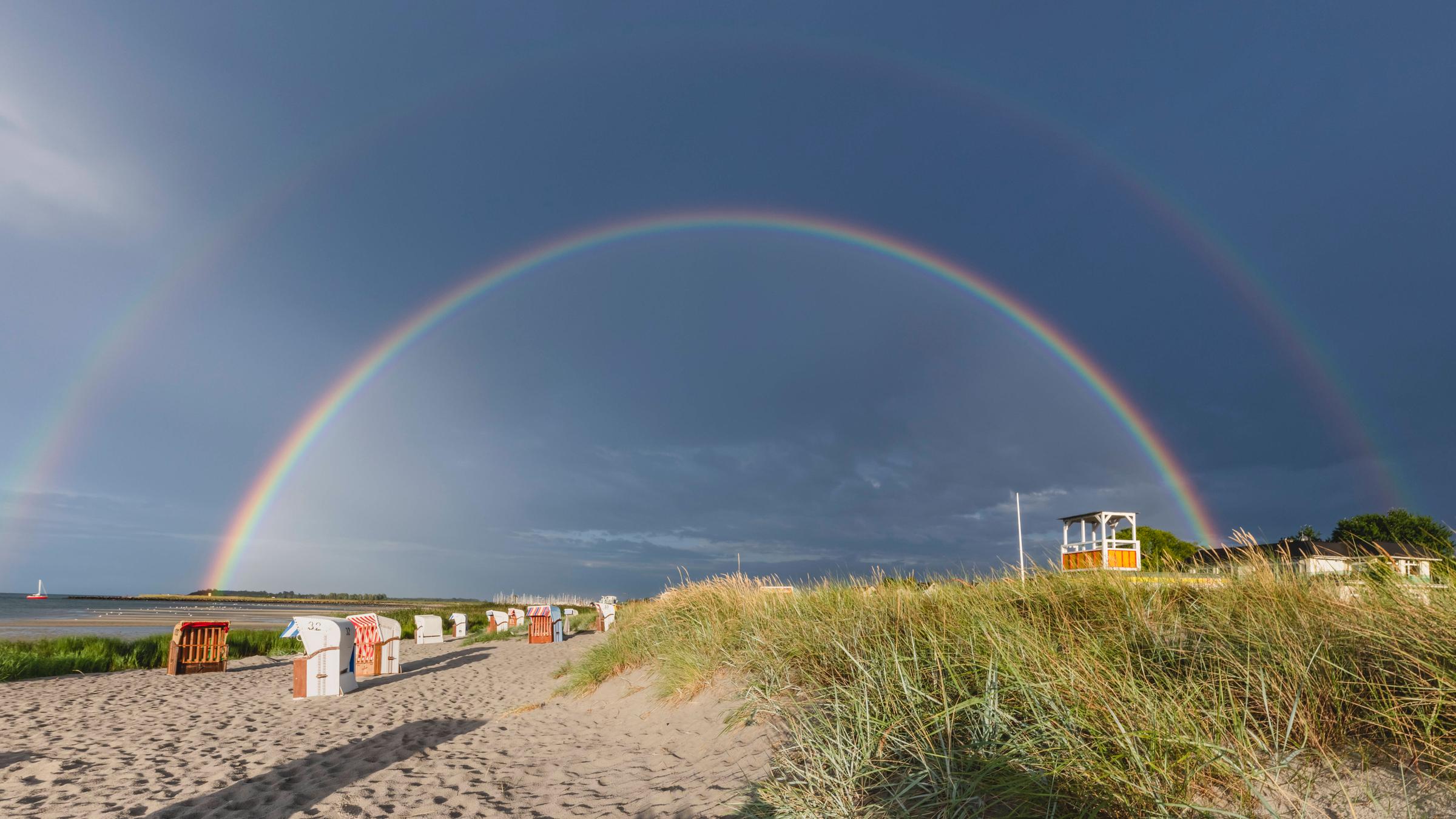 Zwei Regenbögen an der Küste