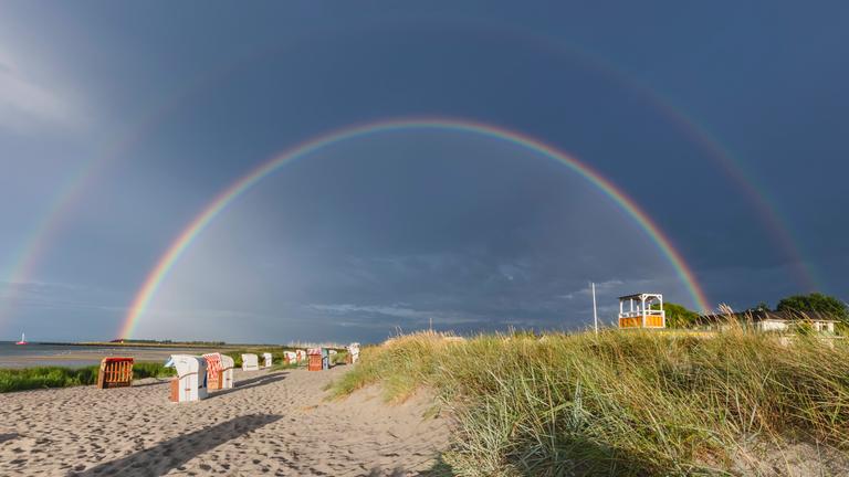 Zwei Regenbögen an der Küste