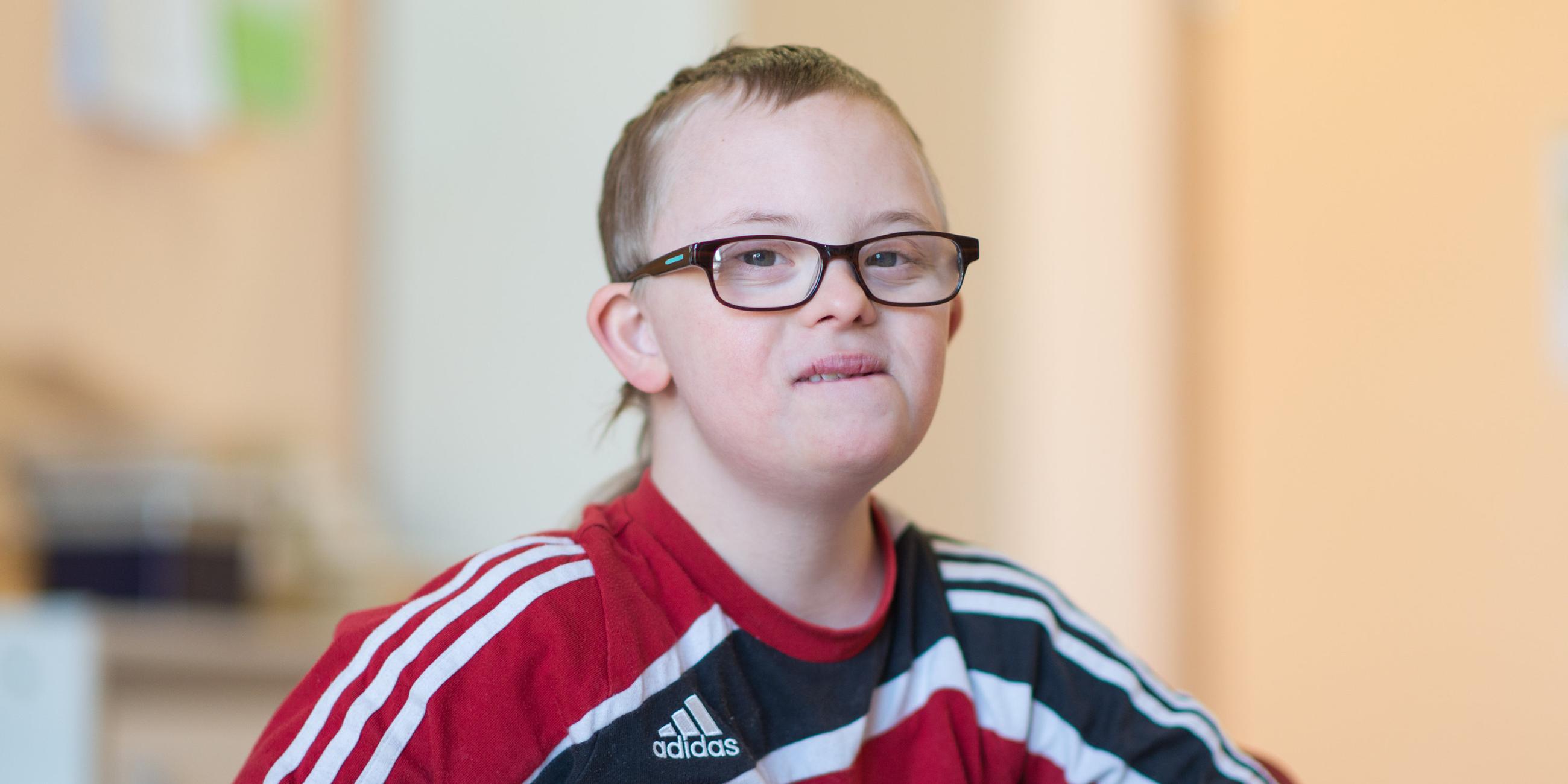 Junge mit Down-Syndrom