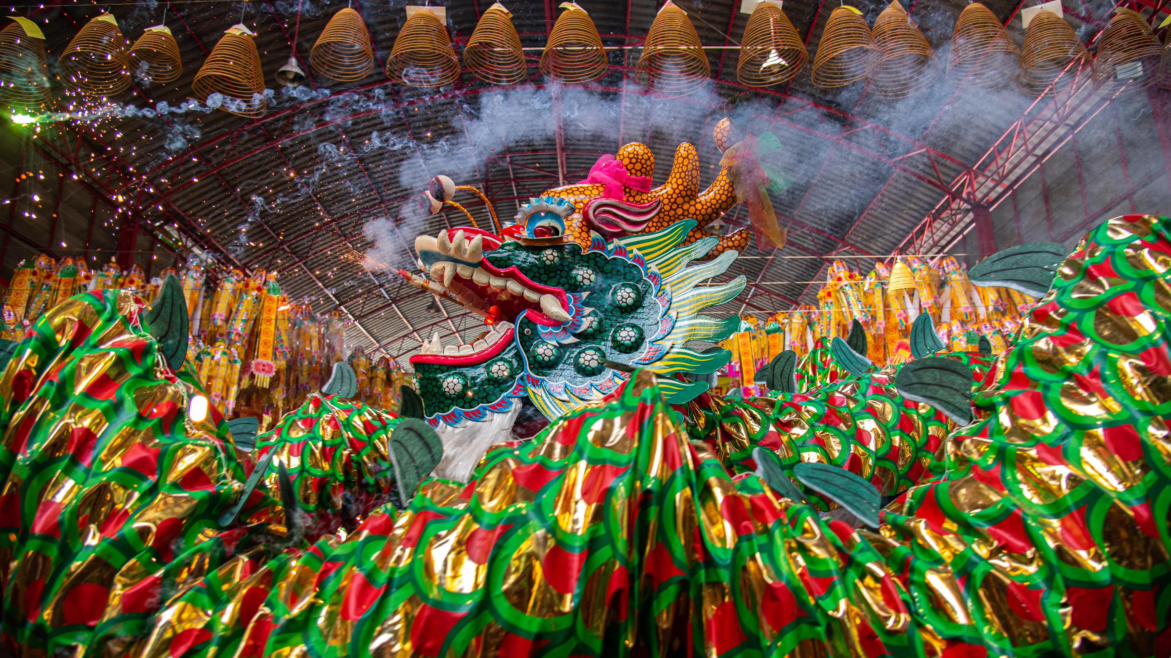 Aüfführung eines Drachentanzes während des vergetarischen Festival in Bangkok