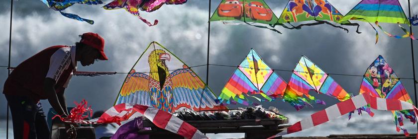 Bunte Drachen, die an einem Strand verkauft werden. 