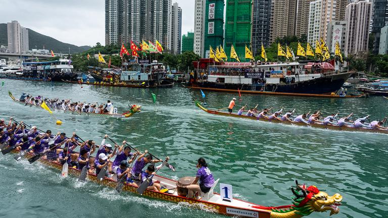 Hongkong: Die Teilnehmer nehmen am Aberdeen-Drachenbootrennen teil, um das Drachenbootfest in Hongkong zu feiern