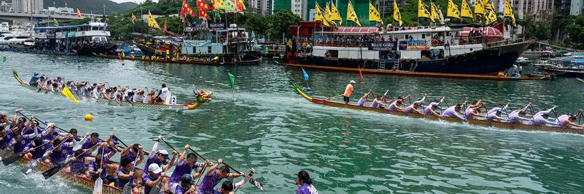 Hongkong: Die Teilnehmer nehmen am Aberdeen-Drachenbootrennen teil, um das Drachenbootfest in Hongkong zu feiern