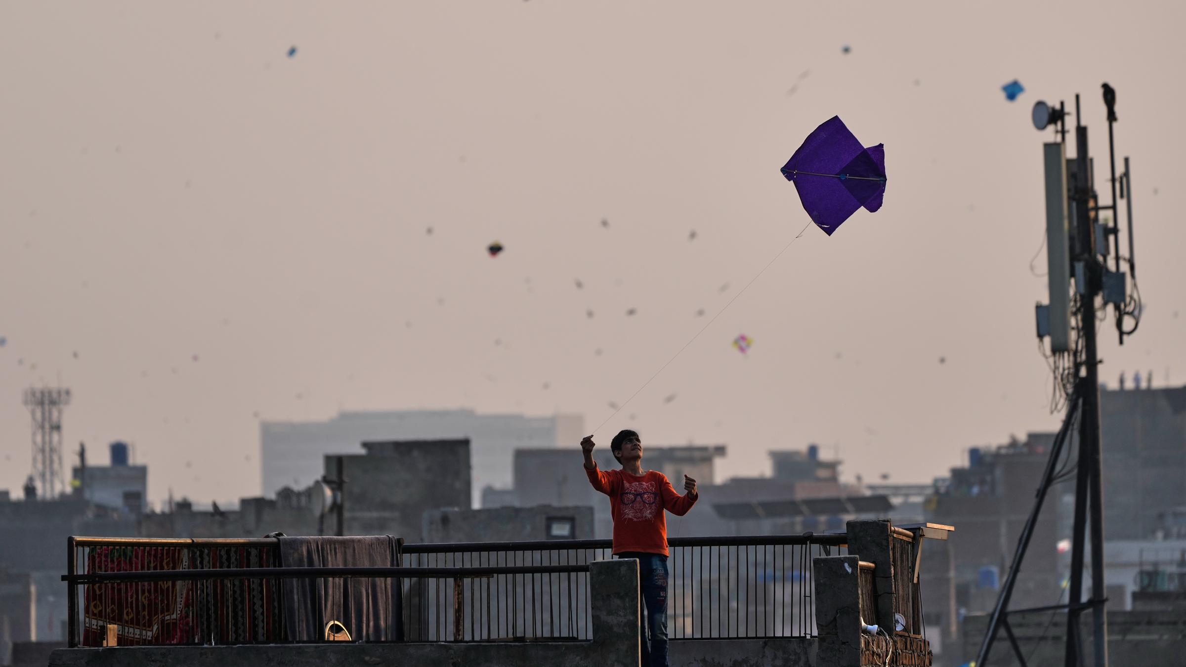 Ein Drache stiegt beim Drachenflugfest in Lahore