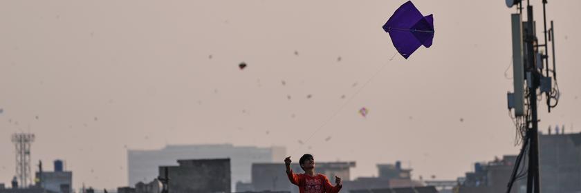 Ein Drache stiegt beim Drachenflugfest in Lahore