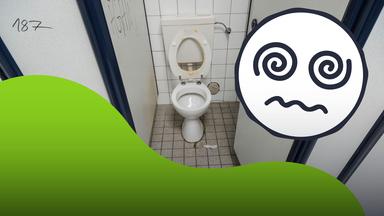 Ein Foto von einem verdreckten Klo in einer Toilettenkabine. Daneben ein Emoji mit verzogenem Gesicht. 