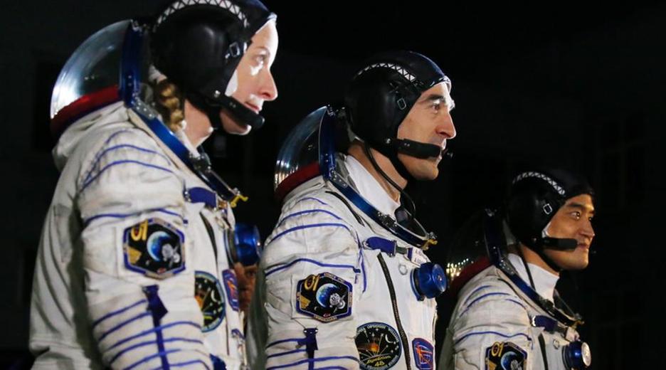 Drei Astronauten aus Russland, Japan und den USA haben nach einer zweitägigen Reise durch das Weltall die Internationale Raumstation ISS erreicht. Gestartet war das Trio in Baikonur in Kasachstan.