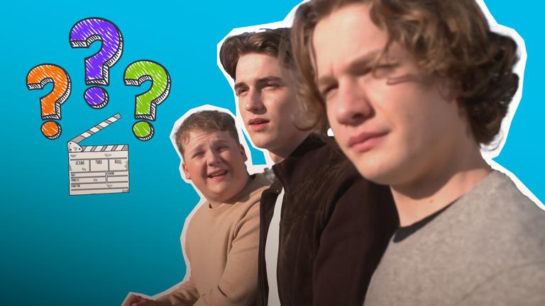 Foto Darsteller drei Fragezeichen, daneben drei Fragezeichen und Filmklappe auf blauem Hintergrund