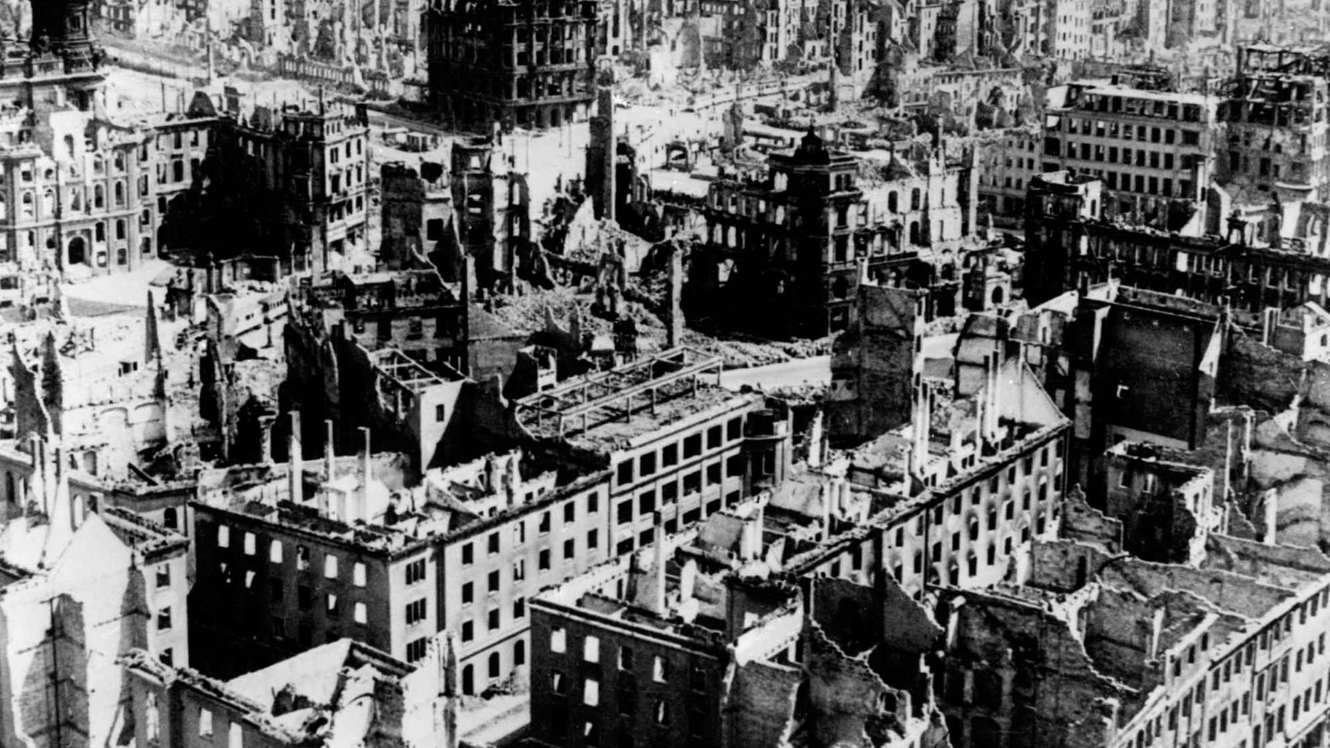 Viele zerstörte Häuser der Dresdner Innenstadt ragen zerstört in den Himmel. Die Bombardierung 1945 hat die Stadt total verwüstet.