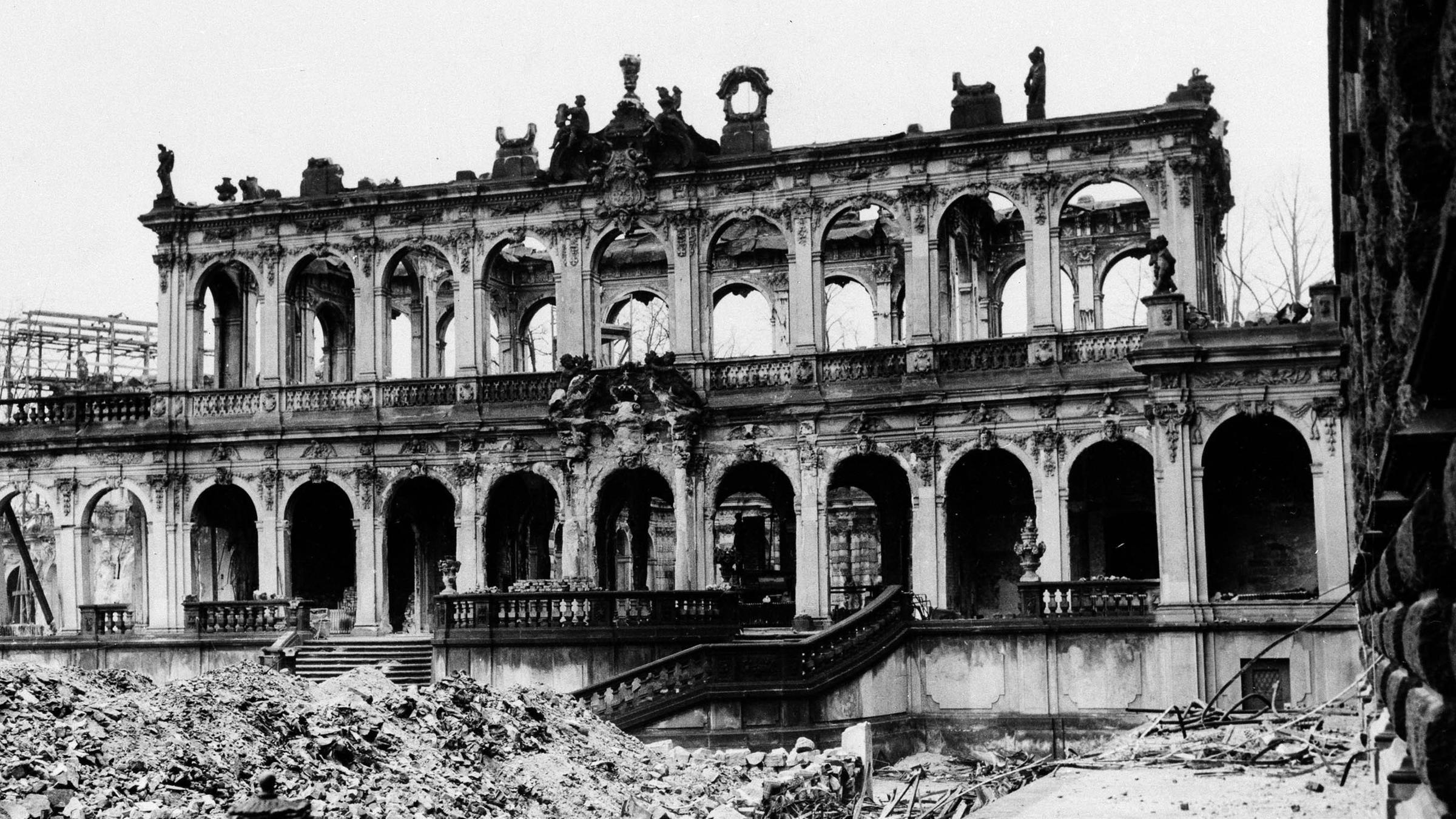 In vielen Trümmern liegt das dresdner Bauwerk Zwinger.